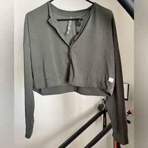 Vuori lightweight crop long sleeve half button up